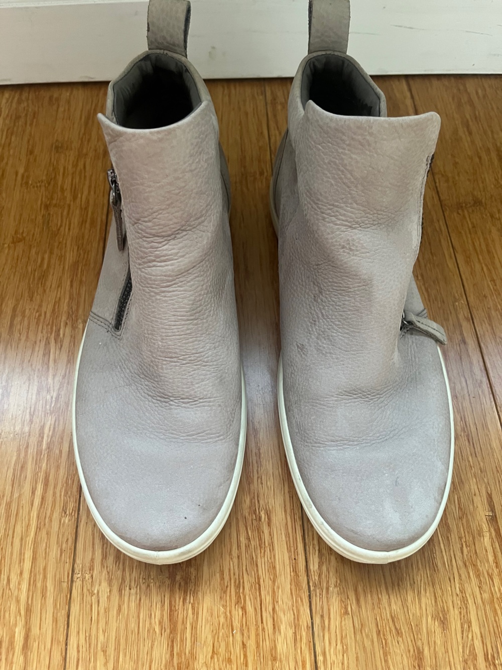 Ecco Danish Design Ankle Bootie Sneaker Flat Heel Side Zip Beige Sz 9 / 9.5